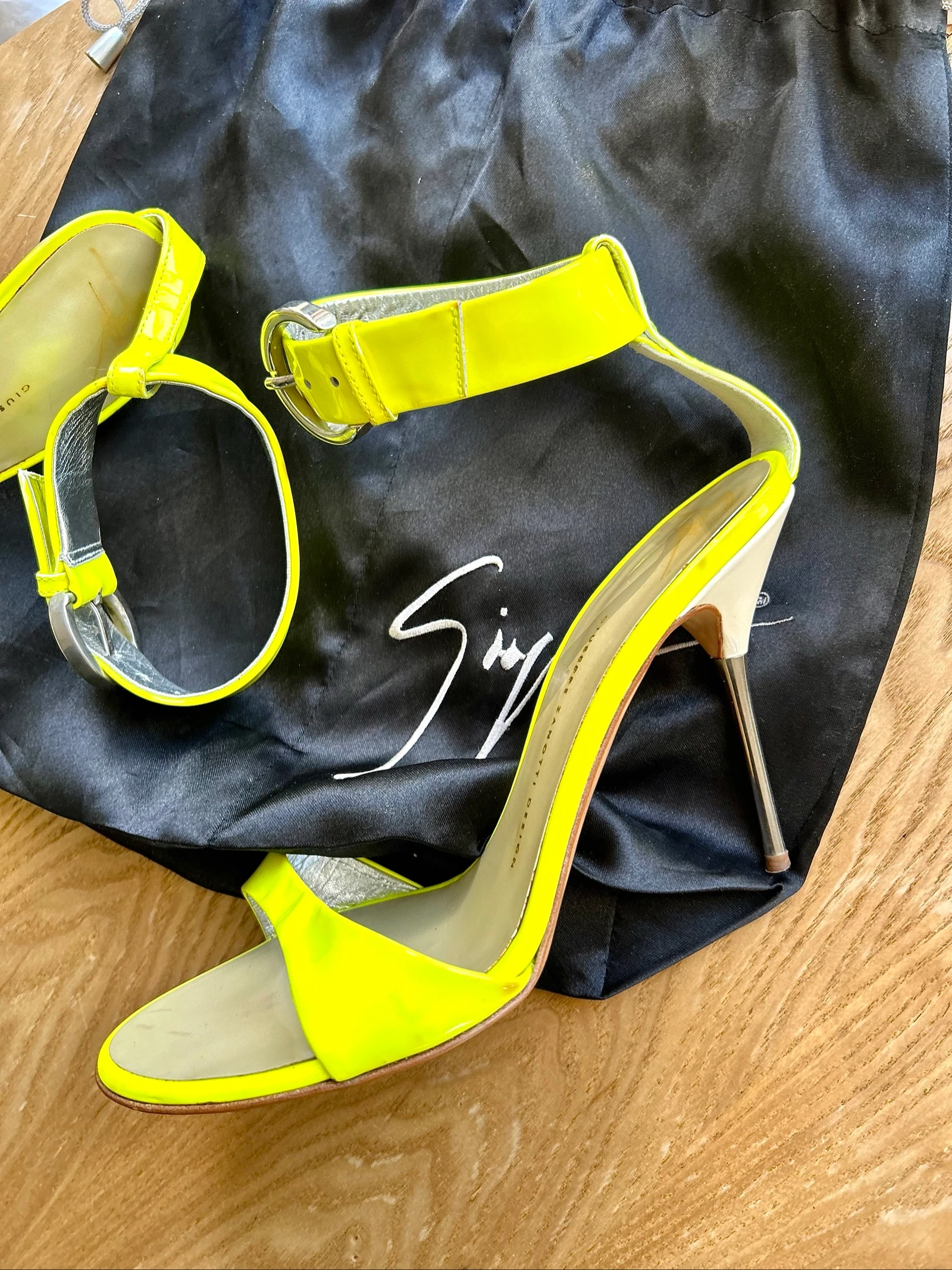 Sandales à talons en cuir vernis jaune fluo néon talons 10,5cm Pointure 39 1/2 Guiseppe Zanotti – photo 2